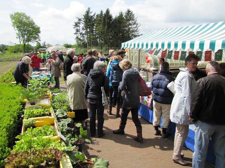 20160514 Gezellige drukte in Tuinderij Eyckenstein b - 750