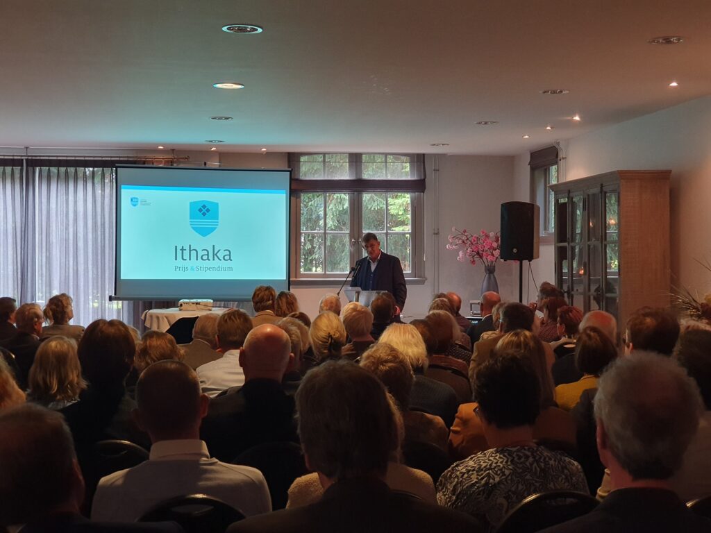 202510 Ithakaprijs opening b2000